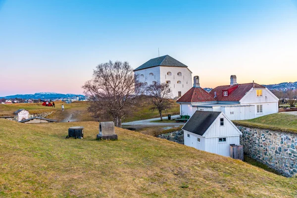 노르웨이 도시가 내려다 보이는 크리스티앙 스텐 요새의 석양 풍경 — 스톡 사진