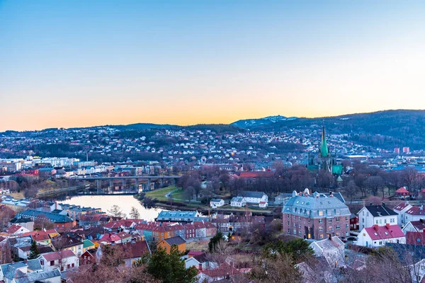 Vista al atardecer del centro histórico de Trondheim, Noruega — Foto de Stock