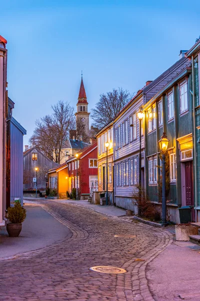 Sunset view of a narrow street in the Brygge district of Trondhe — Stock Photo, Image