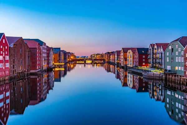 Sunset view of colorful timber houses surrounding river Nidelva — Stock Photo, Image