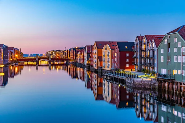 Sunset view of colorful timber houses surrounding river Nidelva — Stock Photo, Image