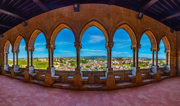 Вид на Лейрию через аркаду местного замка, Португалия — стоковое фото