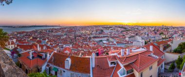 Lizbon 'un güneşli manzarası Santa Justa asansörüyle, Portekiz