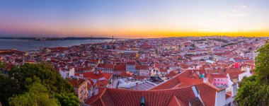 Lizbon 'un güneşli manzarası Santa Justa asansörüyle, Portekiz