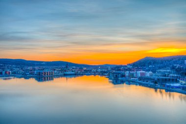 İsveç 'in Sundsvall kentinin günbatımı manzarası