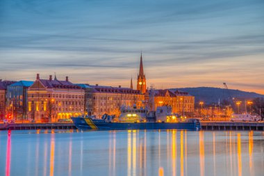 Sundsvall 'ın günbatımı şehri ve bir kültür merkezi tercümesi