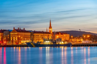 Sundsvall 'ın günbatımı şehri ve bir kültür merkezi tercümesi