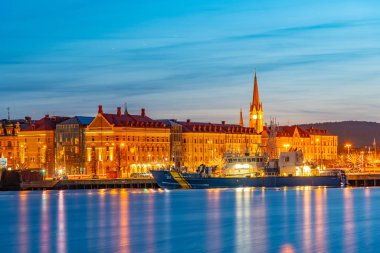 Sundsvall 'ın günbatımı şehri ve bir kültür merkezi tercümesi