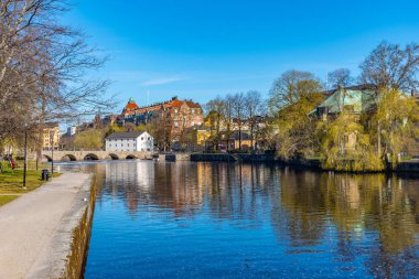 Orebro 'daki Svartan nehrinin kıyısına uzanan güzel binalar,