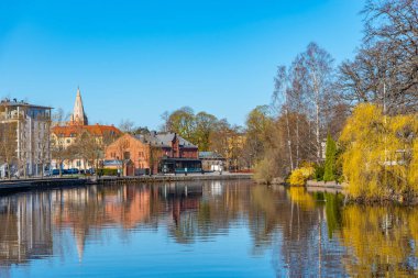 Orebro 'daki Svartan nehrinin kıyısına uzanan güzel binalar,