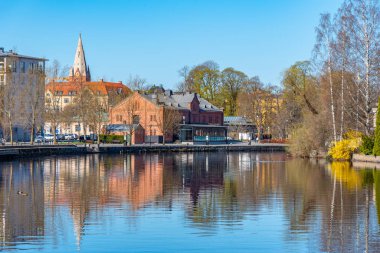 Orebro 'daki Svartan nehrinin kıyısına uzanan güzel binalar,
