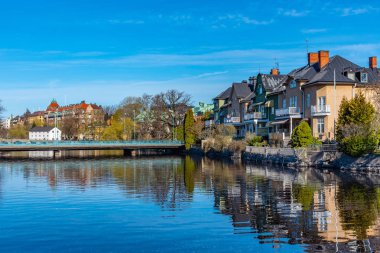 Orebro 'daki Svartan nehrinin kıyısına uzanan güzel binalar,
