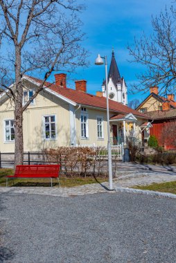 Nora 'daki beyaz kilise kereste evlerinin arkasında, İsveç