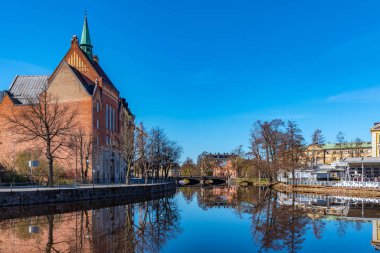 Orebro 'daki Svartan nehrinin kıyısına uzanan güzel binalar,