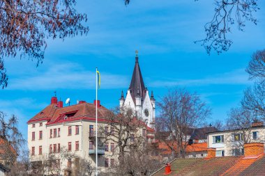 Nora 'daki beyaz kilise kereste evlerinin arkasında, İsveç