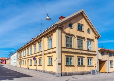 İsveç, Nora 'da dar bir sokağın yanındaki kereste evleri.