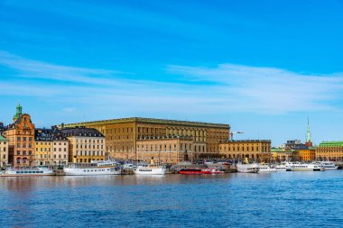 İsveç Stockholm 'deki Gamla Stan ve Kraliyet Sarayı manzarası.