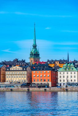 Stockholm 'deki Alman kilisesi ve renkli Gamla Stan binaları
