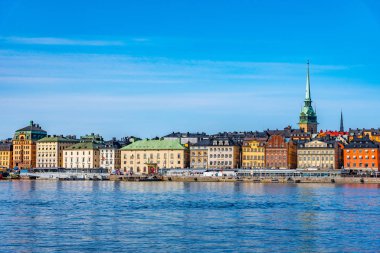 Stockholm 'deki Alman kilisesi ve renkli Gamla Stan binaları