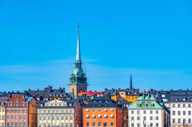 Stockholm 'deki Alman kilisesi ve renkli Gamla Stan binaları