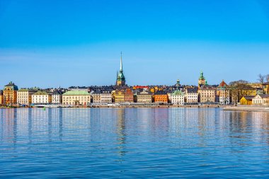 Stockholm 'deki Alman kilisesi ve renkli Gamla Stan binaları