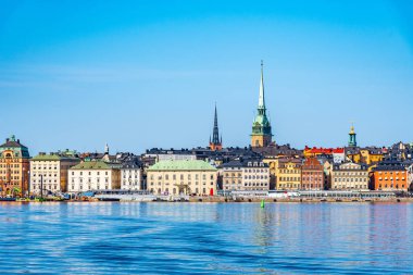 Stockholm 'deki Alman kilisesi ve renkli Gamla Stan binaları