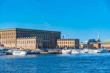 İsveç Stockholm 'deki Gamla Stan ve Kraliyet Sarayı manzarası.