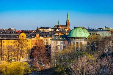 Stockholm 'de Saint Clara kilisesi ile çatıların manzarası.