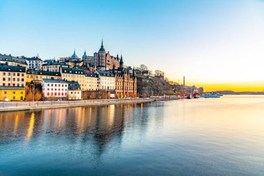 İsveç, Stockholm 'deki Soder Malastrand rıhtımının günbatımı manzarası