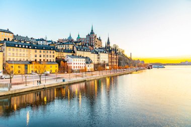İsveç, Stockholm 'deki Soder Malastrand rıhtımının günbatımı manzarası