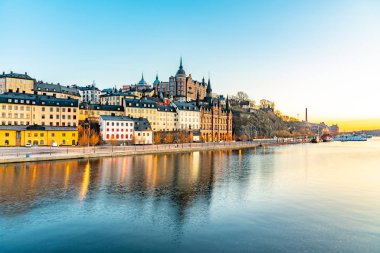 İsveç, Stockholm 'deki Soder Malastrand rıhtımının günbatımı manzarası