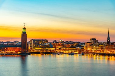 Stockholm, İsveç 'teki belediye binasının günbatımı manzarası