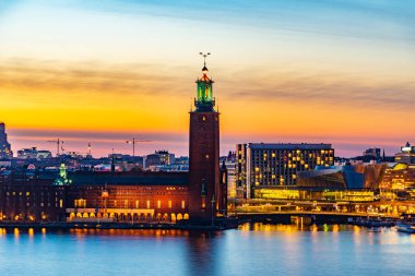 Stockholm, İsveç 'teki belediye binasının günbatımı manzarası