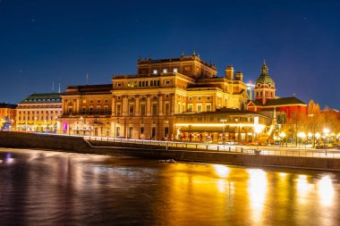 İsveç Kraliyet Operası ve Saint Jacob Kilisesi 'nin günbatımı manzarası