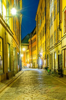 Gamla Stan bölgesinde dar bir caddenin gece görüşü
