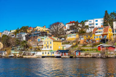 İsveç 'te Stockholm yakınlarında Malaren Gölü' nde küçük bir köy.