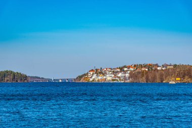 İsveç 'te Stockholm yakınlarında Malaren Gölü' nde küçük bir köy.