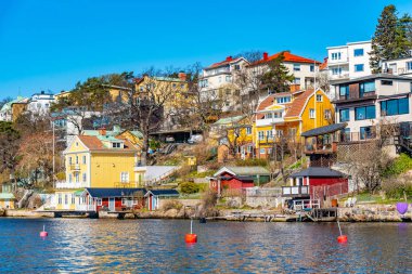 İsveç 'te Stockholm yakınlarında Malaren Gölü' nde küçük bir köy.