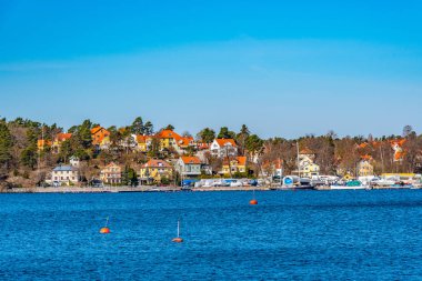 İsveç 'te Stockholm yakınlarında Malaren Gölü' nde küçük bir köy.