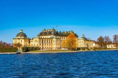 Drottningholm Sarayı İsveç 'teki Malaren Gölü manzaralı