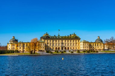 Drottningholm Sarayı İsveç 'teki Malaren Gölü manzaralı