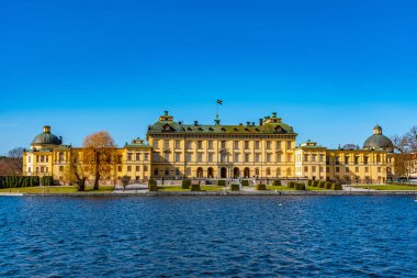 Drottningholm Sarayı İsveç 'teki Malaren Gölü manzaralı