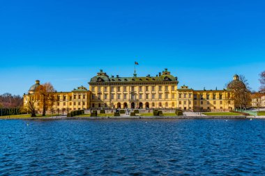 Drottningholm Sarayı İsveç 'teki Malaren Gölü manzaralı