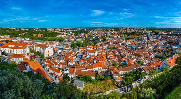 Flygfoto över stadsbilden och katedralen i Leiria, Portugal — Stockfoto