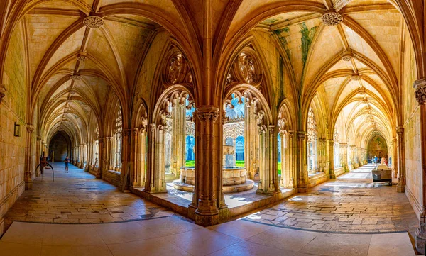Gård vid klostret Batalha i Portugal — Stockfoto