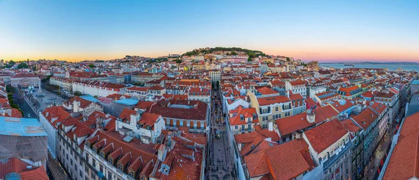 Vista del atardecer sobre el castillo de Sao Jorge en Lisboa, Portugal — Foto de Stock