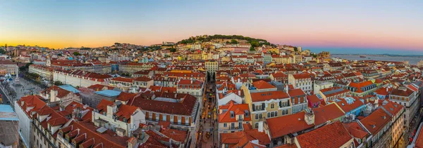 Sunset view over Sao Jorge castle in Lisbon, Portugal — Stock Photo, Image