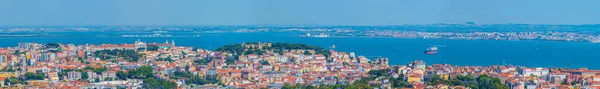 Фабрегас с замком Сао Жорж в Лисбоне, Португалия — стоковое фото