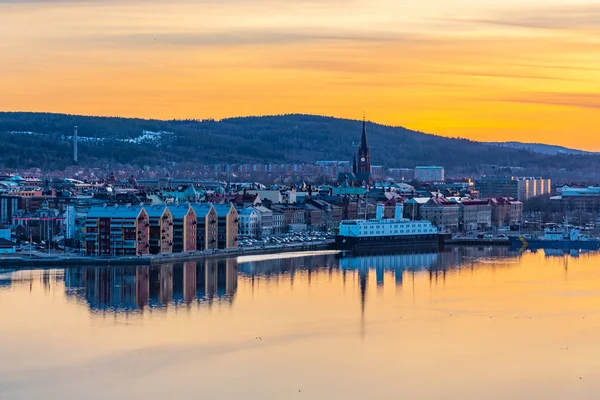 Pôr do sol vista aérea da cidade sueca Sundsvall — Fotografia de Stock