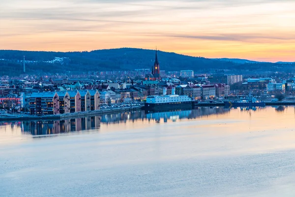 Pôr do sol vista aérea da cidade sueca Sundsvall — Fotografia de Stock